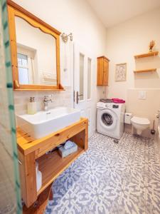a bathroom with a sink and a washing machine at Ferienwohnung Papenmühle am Kurpark in Bad Freienwalde