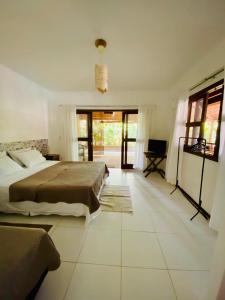 マラウにあるFlat Ewa Condomínio beira-mar Varanda Piscinaのベッドと机が置かれた寝室 +32枚の写真