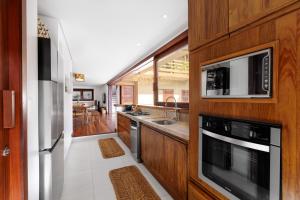 Nhà bếp/bếp nhỏ tại Deluxe Villa Luz Do Mar - Suites Privativas