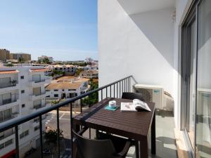 a balcony with a table and a view of a city at Apt. dos Correios in Lagos