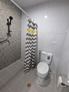 een badkamer met toilet en douchegordijn bij Bonanza Patong Beach2 100m to Beach Green Room in Patong Beach