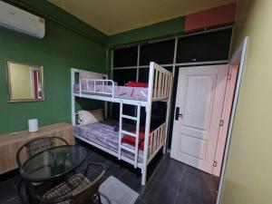 een kamer met 2 stapelbedden en een tafel bij Bonanza Patong Beach2 100m to Beach Green Room in Patong Beach