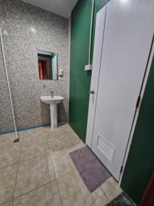 een badkamer met een wastafel en een spiegel bij Bonanza Patong Beach2 100m to Beach Green Room in Patong Beach