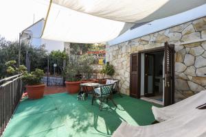 a patio with a table and chairs and a building at Benvenuti al Sud in Trabia