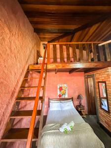 a bedroom with a bunk bed with a ladder at Pousada e Restaurante Casarão in Passa Quatro +16 photos