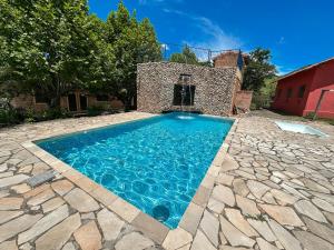 a swimming pool in the middle of a yard at Pousada e Restaurante Casarão in Passa Quatro