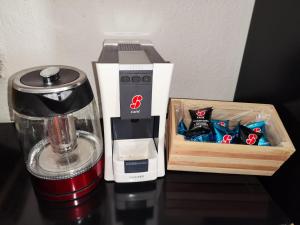 a coffee maker and a box of chips next to a blender at Locazione Gattapone 1A in Gubbio