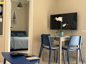 a room with a table and two chairs and a bed at Cecilia's cozy apartment in Athens