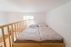 een bed in een kamer naast een trap bij Ferienwohnung Marder in Münster