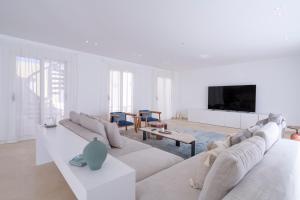 un salon blanc avec un canapé et une télévision dans l'établissement Massive 5BR Hilltop Villa • Luxury Stay, à Hurghada