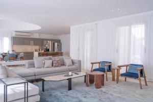 un salon avec un canapé et des chaises dans l'établissement Massive 5BR Hilltop Villa • Luxury Stay, à Hurghada