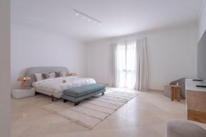 - une chambre blanche avec un lit et un tapis dans l'établissement Massive 5BR Hilltop Villa • Luxury Stay, à Hurghada 30 autres photos