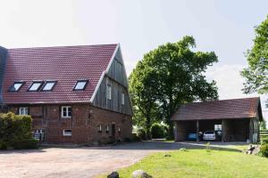 een huis met een garage en een schuur bij Ferienwohnung Marder in Münster +3 foto's