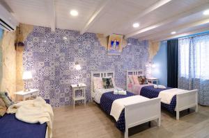 ジャッレにあるCasa della Perla, Parcheggio disponibile, centraleの紫色の壁紙のドミトリールーム ベッド2台