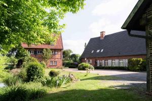 een groot bakstenen gebouw met een zwart dak bij Ferienwohnung Marder in Münster