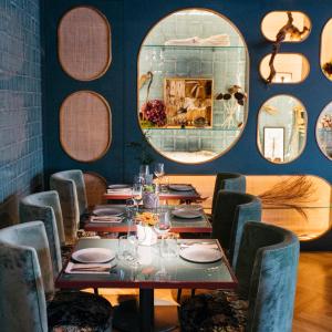 een eetkamer met een lange tafel en spiegels bij VP Plaza España Design in Madrid +37 foto's