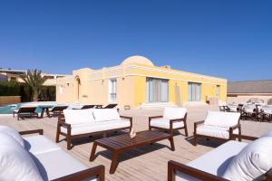 un patio avec des tables et des chaises et un bâtiment dans l'établissement Massive 5BR Hilltop Villa • Luxury Stay, à Hurghada