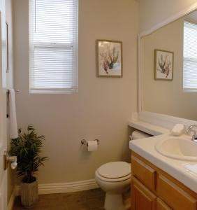 Ένα μπάνιο στο Cozy and Bright Cape Cod Delight