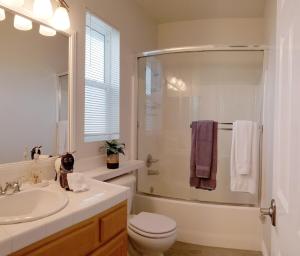 Ένα μπάνιο στο Cozy and Bright Cape Cod Delight +41 φωτογραφίες