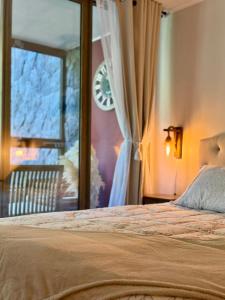 a bedroom with a bed and a window with a clock at Lago y Volcán in Pucón