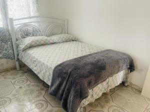 una camera da letto con un letto con una coperta sopra di Manantial Village a Las Tablas