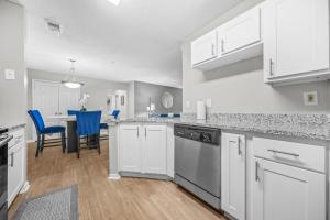 Kuchyň nebo kuchyňský kout v ubytování Lux 3BR, Prime Location Near UGA & Downtown Athens