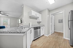 Kuchyň nebo kuchyňský kout v ubytování Lux 3BR, Prime Location Near UGA & Downtown Athens