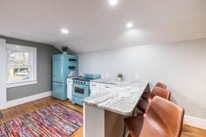 Fotografie z fotogalerie ubytování All New Main Street Charming Retro & Stylish Mid-Century Apartment Minutes to Downtown Albemarle v destinaci Albemarle