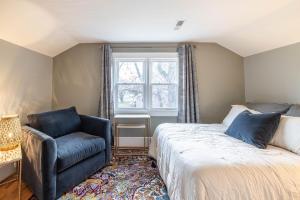 Fotografie z fotogalerie ubytování All New Main Street Charming Retro & Stylish Mid-Century Apartment Minutes to Downtown Albemarle v destinaci Albemarle