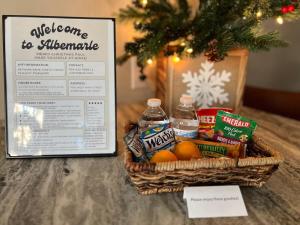 Fotografie z fotogalerie ubytování All New Main Street Charming Retro & Stylish Mid-Century Apartment Minutes to Downtown Albemarle v destinaci Albemarle + 15 fotografií