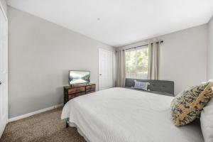 TV a/nebo společenská místnost v ubytování Lux 3BR, Prime Location Near UGA & Downtown Athens