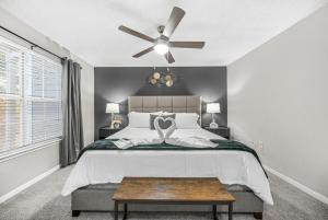 Postel nebo postele na pokoji v ubytování Lux 3BR, Prime Location Near UGA & Downtown Athens