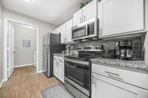 Kuchyň nebo kuchyňský kout v ubytování Lux 3BR, Prime Location Near UGA & Downtown Athens