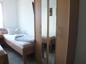 Postel nebo postele na pokoji v ubytování Zwei Bett Zimmer