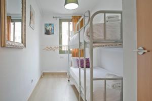 Posteľ alebo postele v izbe v ubytovaní Beautiful apartment in Las Ramblas Barcelona 6pax