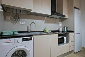 Kuchyňa alebo kuchynka v ubytovaní Beautiful apartment in Las Ramblas Barcelona 6pax