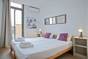 Posteľ alebo postele v izbe v ubytovaní Beautiful apartment in Las Ramblas Barcelona 6pax
