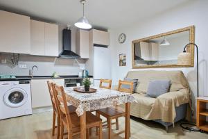 Kuchyňa alebo kuchynka v ubytovaní Beautiful apartment in Las Ramblas Barcelona 6pax