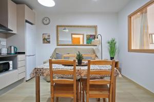Kuchyňa alebo kuchynka v ubytovaní Beautiful apartment in Las Ramblas Barcelona 6pax