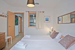 Posteľ alebo postele v izbe v ubytovaní Beautiful apartment in Las Ramblas Barcelona 6pax