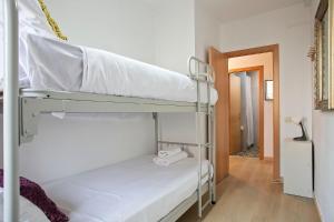 Posteľ alebo postele v izbe v ubytovaní Beautiful apartment in Las Ramblas Barcelona 6pax