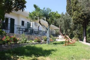 vista sulla casa dal giardino di Dolphin Apartments a Paleokastritsa