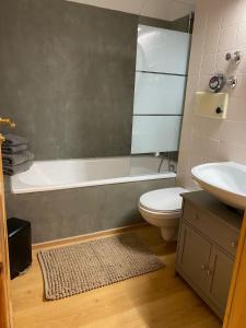 Bilik mandi di BergSeele Apartment +9 gambar