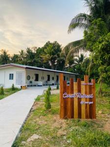 drewniany płot przed domem w obiekcie Coral Retreat Koh Yao Yai w mieście Ko Thanan