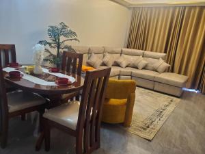 内罗毕Sunset Cosy abode的客厅里有一张桌子和一张沙发