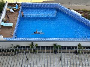 内罗毕Sunset Cosy abode的男人在大型游泳池游泳