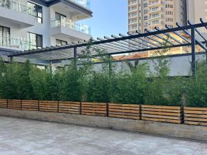 内罗毕Sunset Cosy abode的一些建筑前面的木栅栏