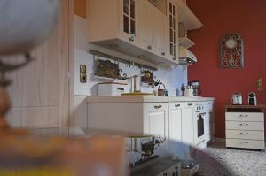 A kitchen or kitchenette at Villa Sophia