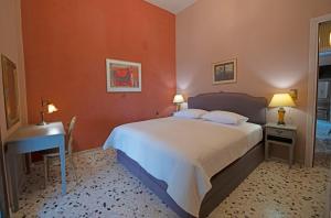 A bed or beds in a room at Villa Sophia