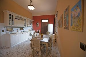 A kitchen or kitchenette at Villa Sophia
